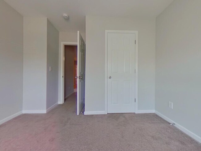 Building Photo - 3926 Fountain Village Cir