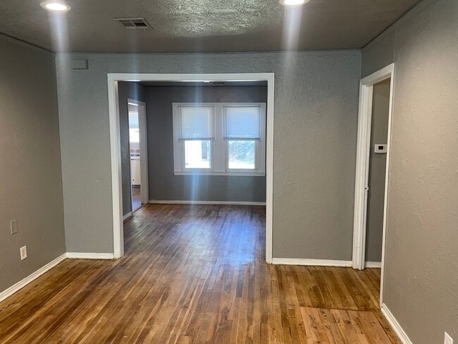Building Photo - 3 bed, 1 bath , beautiful wood floors, fen...