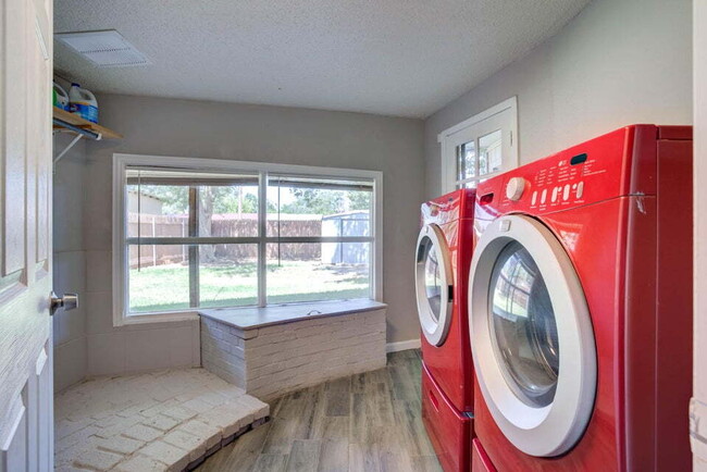 Building Photo - Beautifully Updated Home with Modern Ameni...