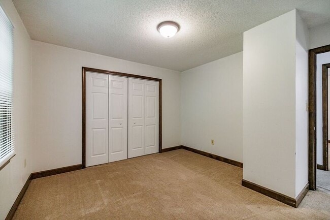 Building Photo - 145 Shadow Moss Dr