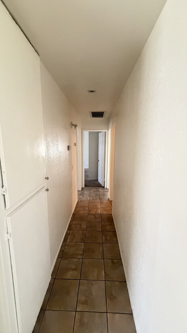 Building Photo - Spacious 3 Bed / 1 Bath Apartment with Open Layout & In-Unit Laundry