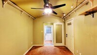 Building Photo - 709 W Live Oak St