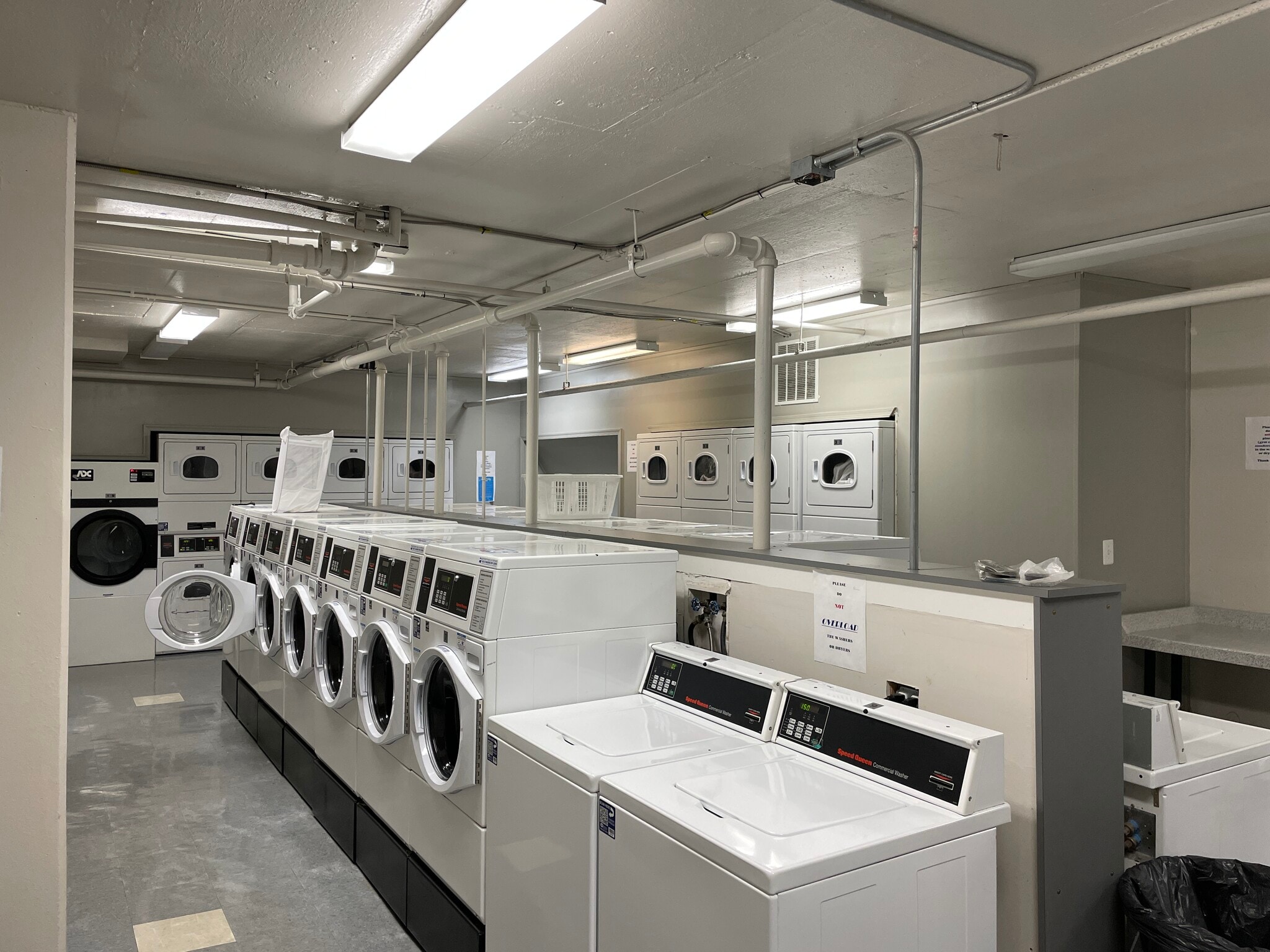 1021 East building laundry room - 1021 Arlington Blvd