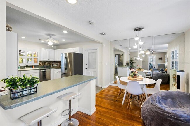 Building Photo - 304 N Matanzas Ave