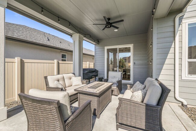 Building Photo - Beautiful 4 bed 2.5 bath home