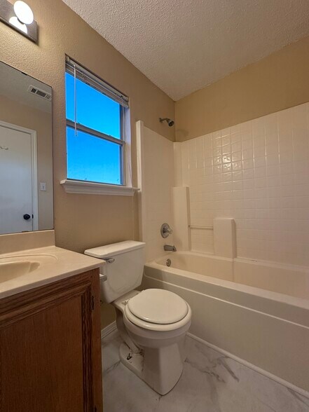 Building Photo - 2312 Guy Cir