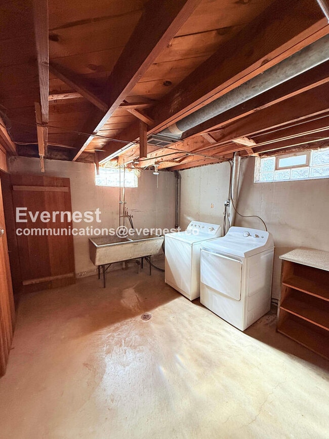 Building Photo - 3 Bed/1 Bath Home with Fenced Yard / Pet-Friendly / Vouchers Accepted / Available Now!