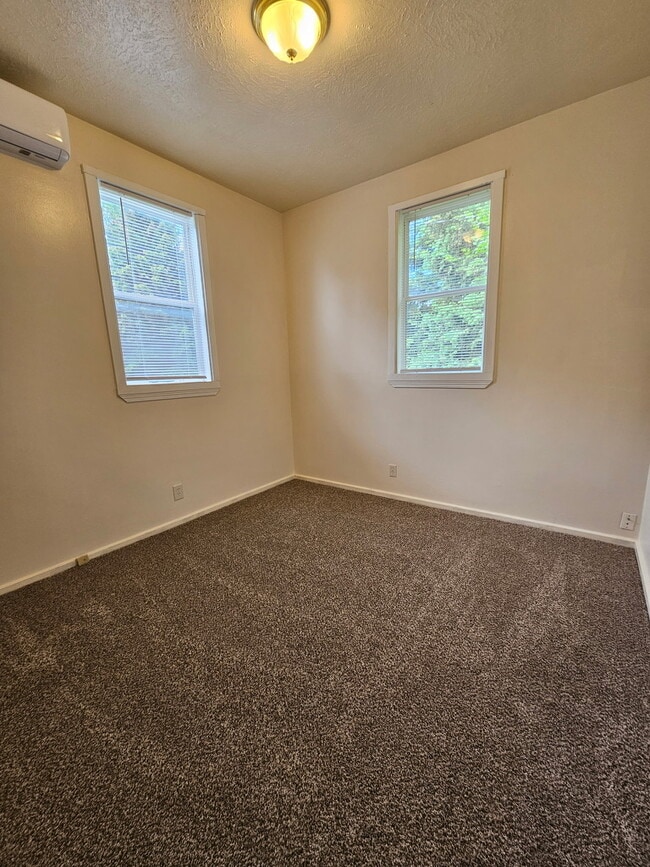 Building Photo - 1015 E 9th S