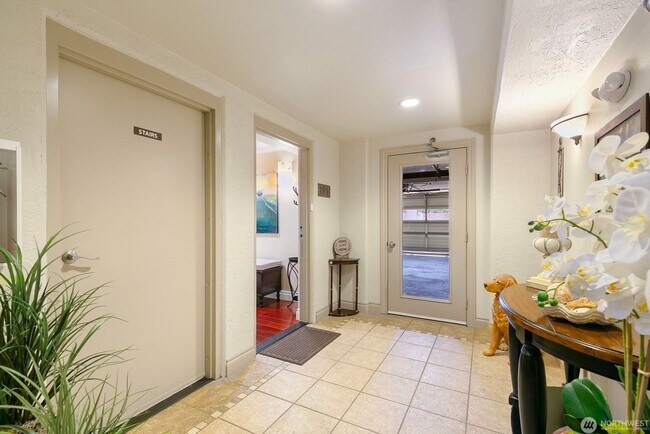 Building Photo - Luxury spacious unit with partial downtown view in Magnolia