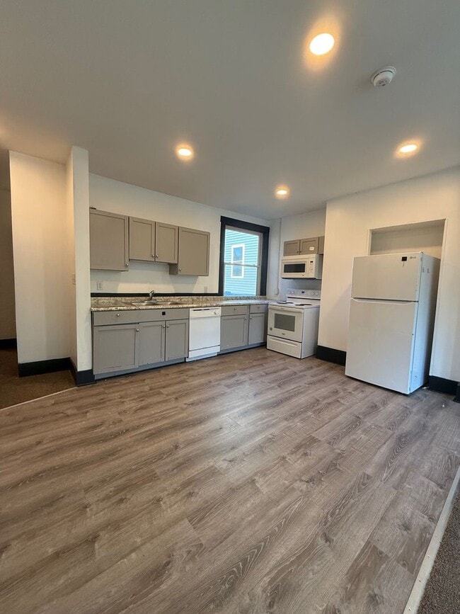 Building Photo - Spacious 2 Bedroom/1 Bath Apartment in Obs...