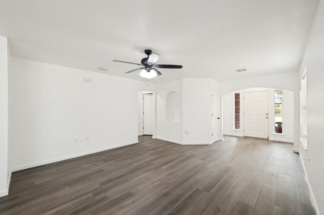 Building Photo - BEAUTIFUL 3-BEDROOM HOME NEAR LACKLAND AFB