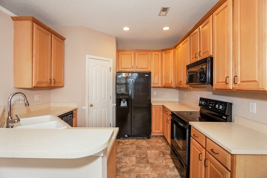 Building Photo - 12330 Summer Creek Ln