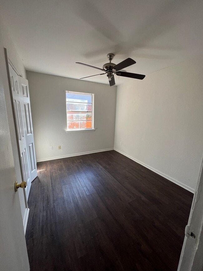 Building Photo - Spacious Home