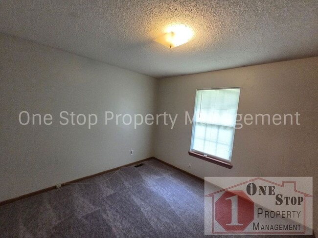 Building Photo - 3 Bedroom 1.5 Bathroom Duplex with 1 car garage in North Kansas City