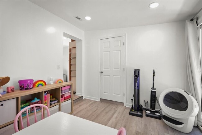 Building Photo - 3506 Claridge Rd E