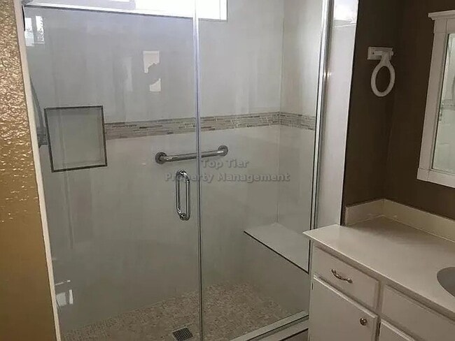 Building Photo - Spacious Single-Story 4 Bed, 2 Bath Home w...