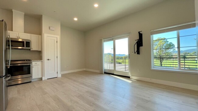Building Photo - Newer Construction Studio Apartment with G...