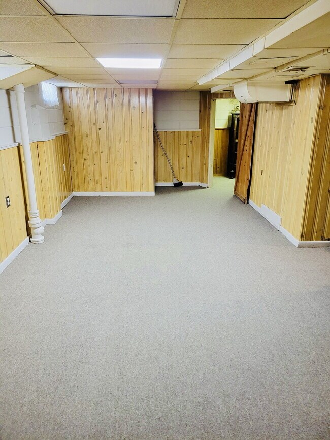 Building Photo - Charming 3-Bed Home with Finished Basement on Hickory Street!