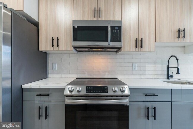 Building Photo - 2252 N Front St