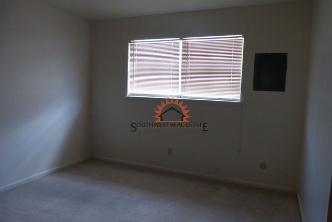 Building Photo - 2 Bedroom 1 Bath Apartment