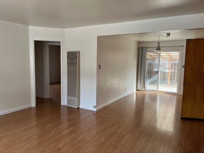 Building Photo - 527 Tyrella Ave