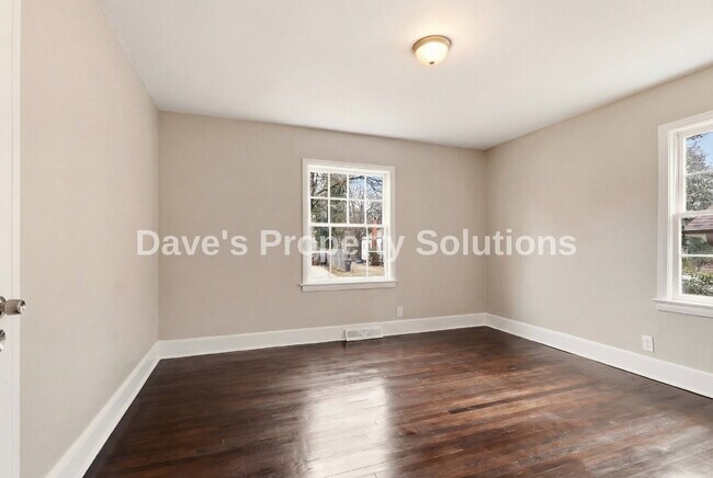 Building Photo - Beautifully updated and ready for its new tenants!