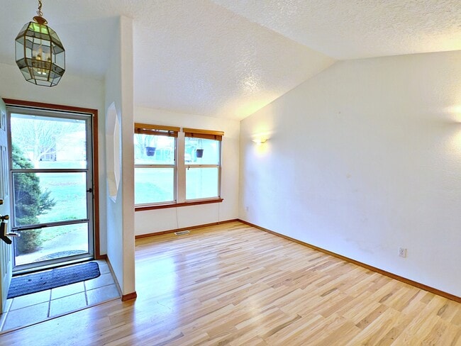 Building Photo - 9834 SE Clinton St