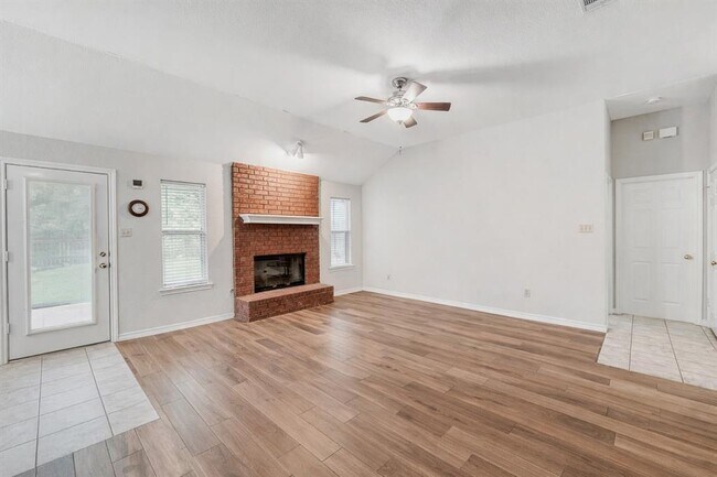 Building Photo - 203 Pin Oak Dr