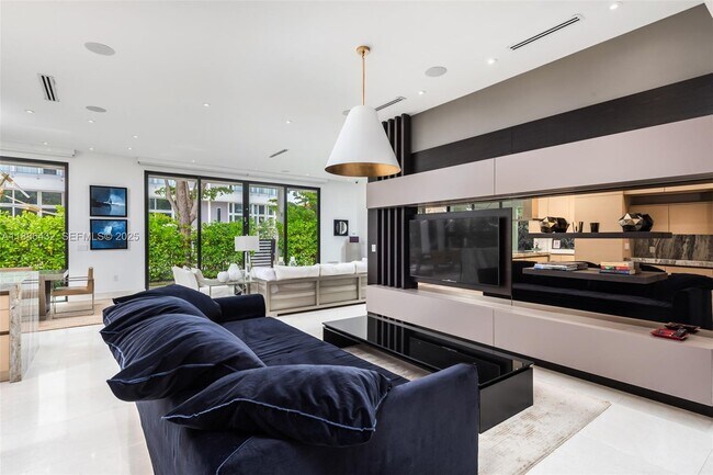 Building Photo - 4675 NE 2nd Ave