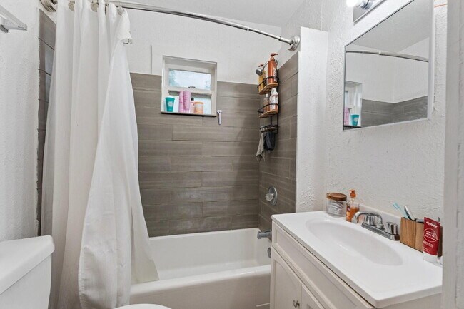Building Photo - Cozy 2 bedroom on corner lot with privacy ...