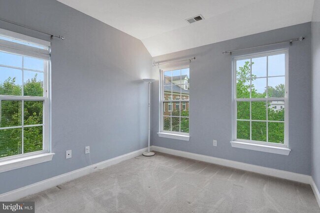 Building Photo - 9850 Solar Course