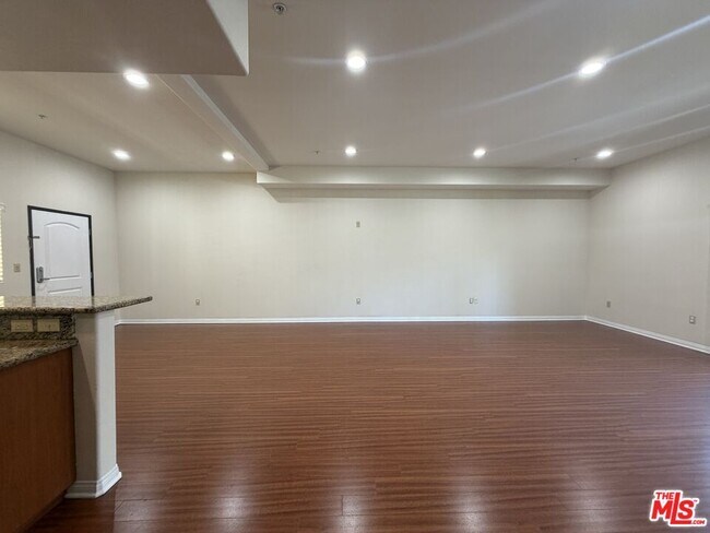 Building Photo - 15024 Magnolia Blvd