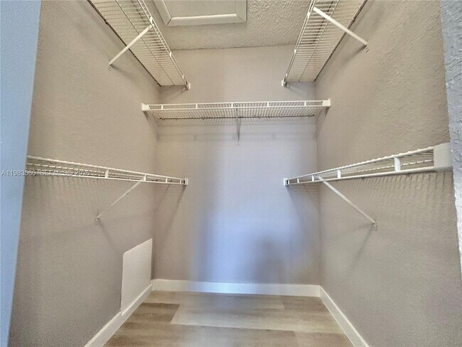 Building Photo - 2811 N Oakland Forest Dr