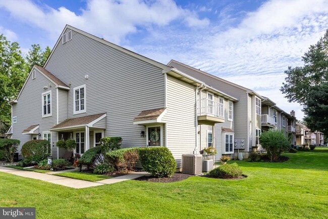 Building Photo - 1676B Thornwood Dr