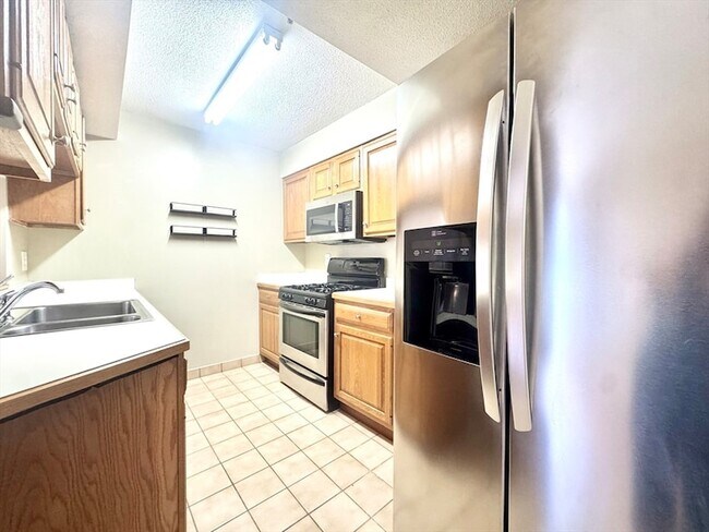 Building Photo - 147 Kelton St