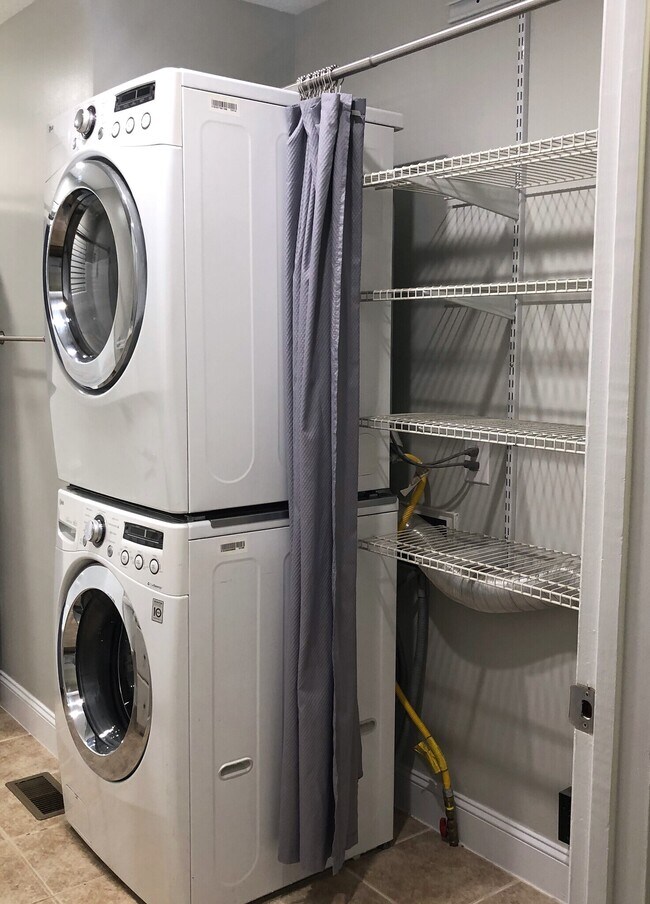 Laundry w/ Washer & Gas Dryer - 3413 Lisa Dr