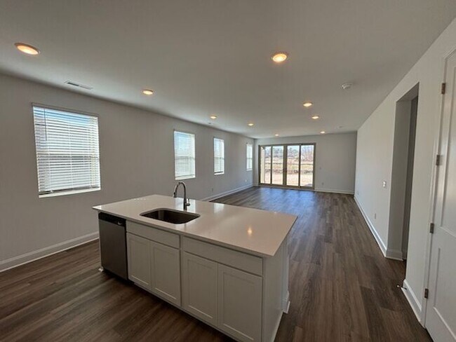 Building Photo - MOVE IN SPECIAL-3 bedroom with study/flex/office/keeping room