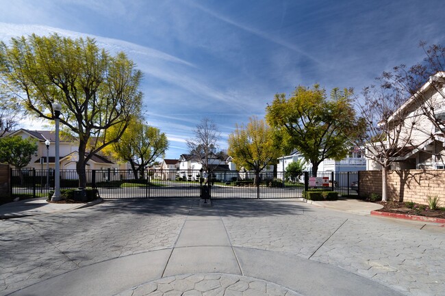 Building Photo - Lovely 3 Bedroom, 2.5 Bath Condo in San Dimas