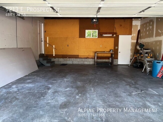 Building Photo - Newly Renovated 4 Bed/2 Bath East Side Ran...