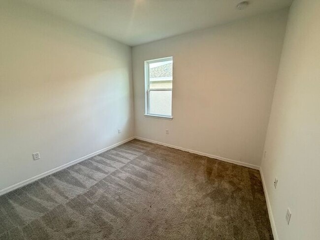 Building Photo - 4/3 Spacious Lake County Home