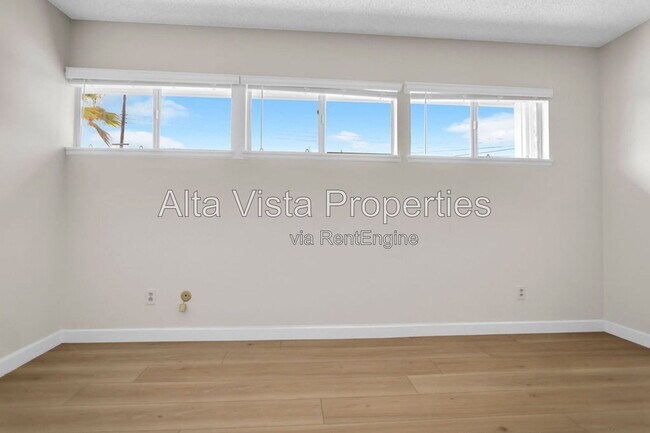 Building Photo - 5633 Scripps St