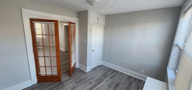 Building Photo - NEW Kitchen! Walk to NYC Train/Restaurants, Heat/HW, Pre-War Charm