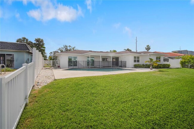 Building Photo - 3916 Doral Dr