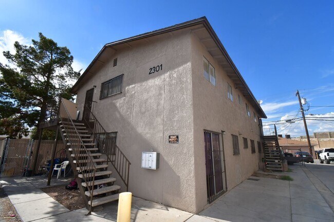 Building Photo - 2 Bedroom Apt- Downtown -  NO PETS