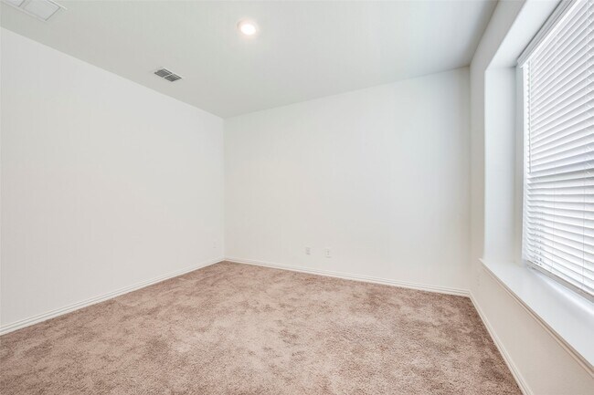 Building Photo - 14605 Little Water Dr