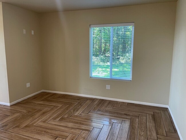 Building Photo - Newer Double Bluff Home In The Woods!