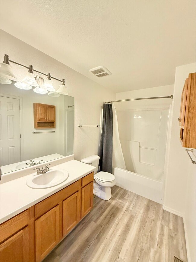 Building Photo - End- unit townhome on Hamlet!