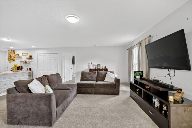 Building Photo - 644 SW Hoffenberg Ave