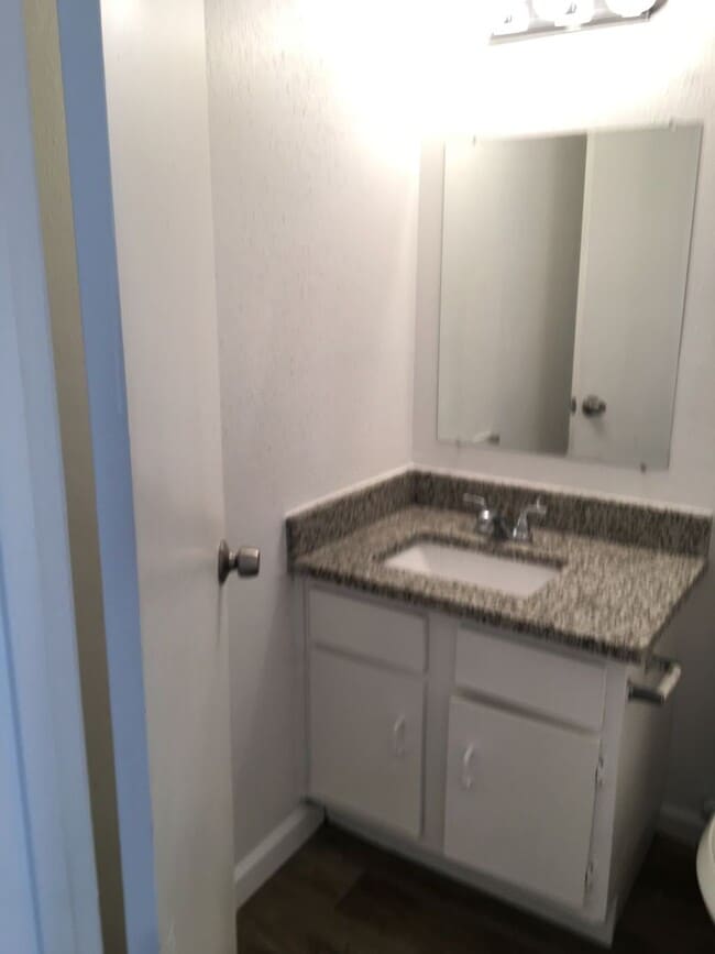 Building Photo - 2 Bedroom 2.5 Bath two story townhome