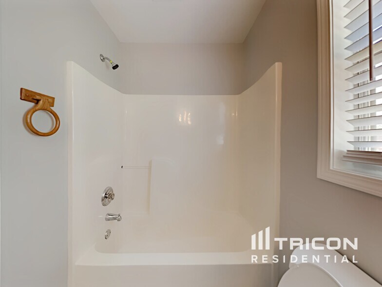 Building Photo - 712 Kings Ct